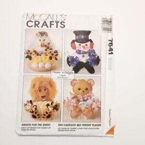 Festive Gift Basket Craft Pattern Santa and Snowman McCall's 7641